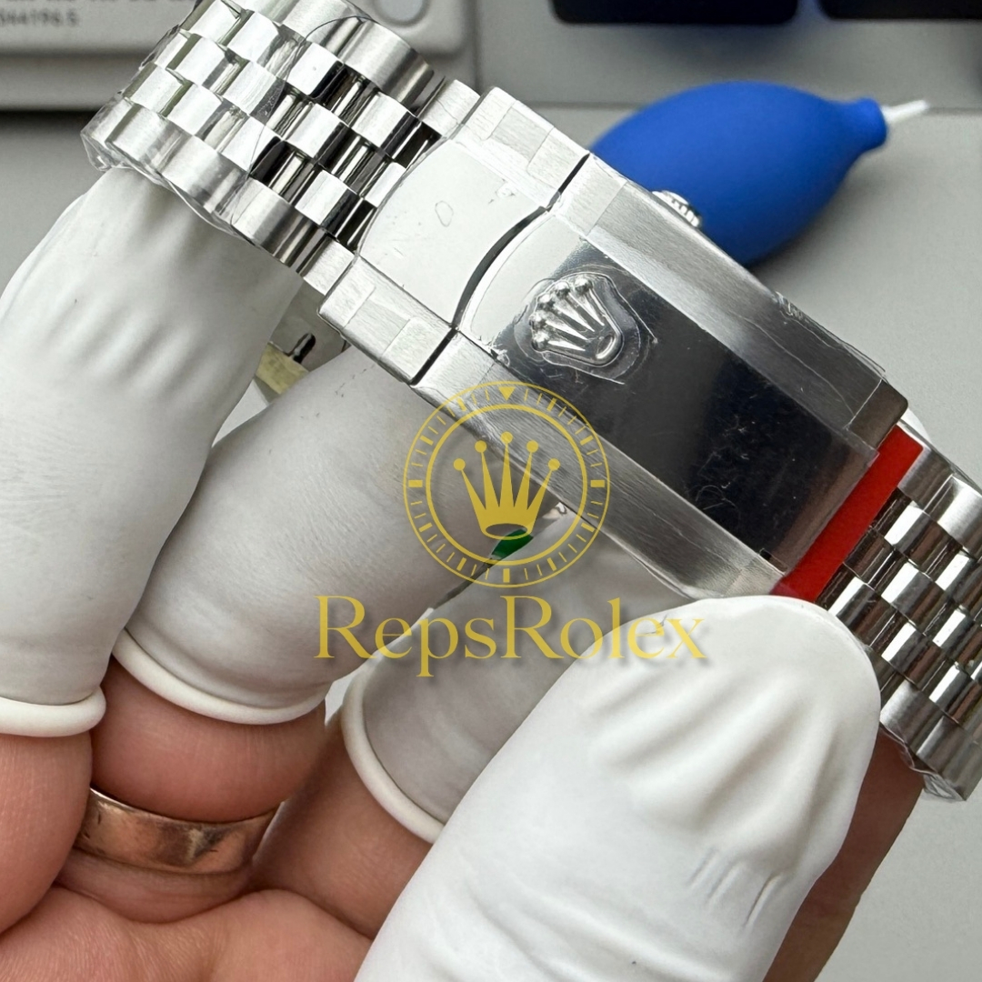 Rolex_Datejust_41_blue_Diamond_Dial_126334_with_Fluted_Bezel_and_Jubilee_Bracelet