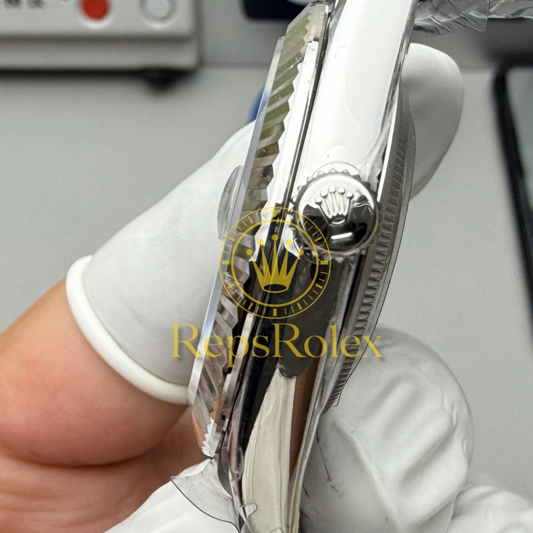 Rolex_Datejust_41_blue_Diamond_Dial_126334_with_Fluted_Bezel_and_Jubilee_Bracelet
