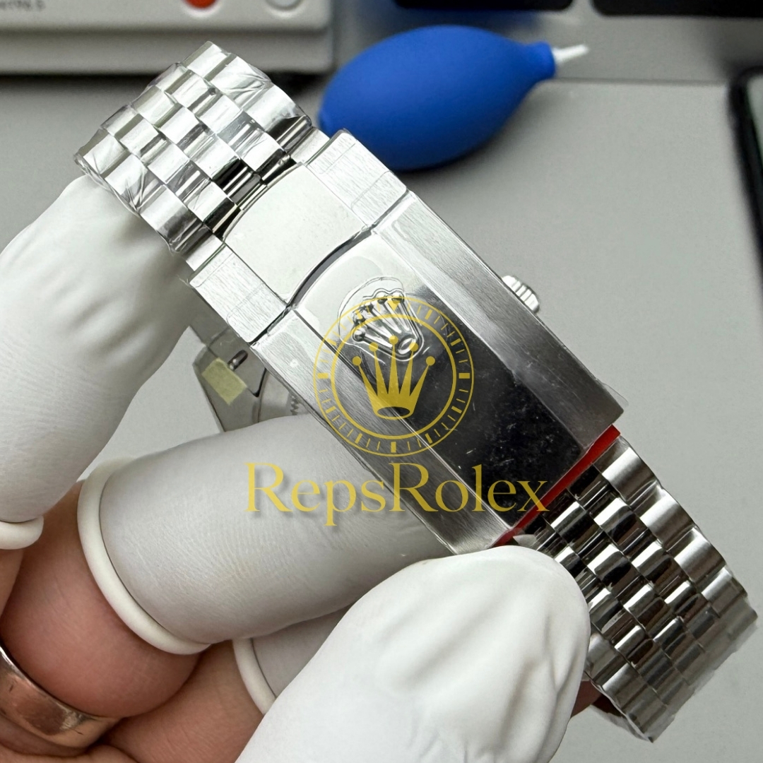 Rolex_Datejust_41_Blue _Index_Dial_126334_with_Fluted_Bezel_and_Jubilee_Bracelet