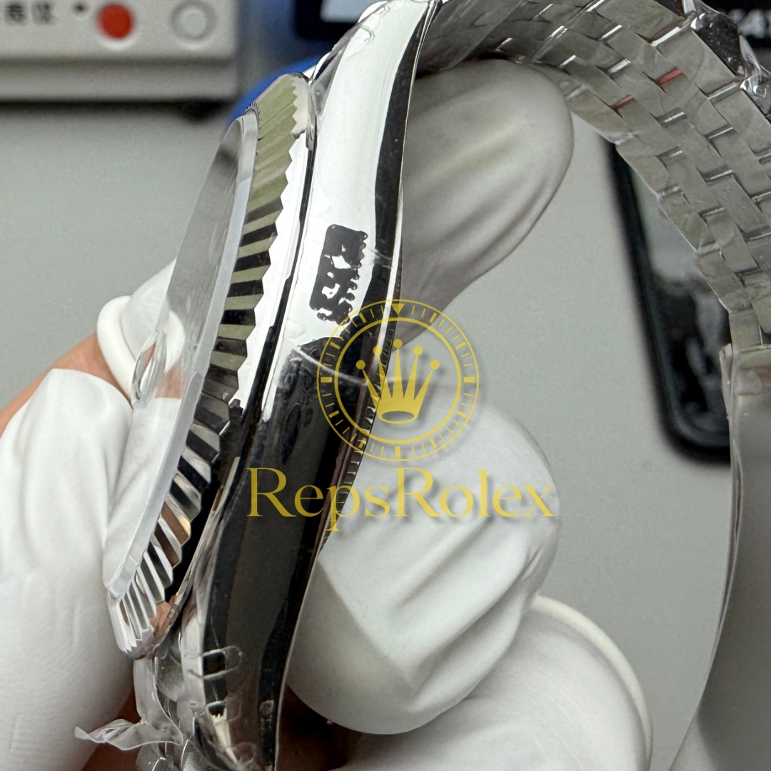 Rolex_Datejust_41_Blue _Index_Dial_126334_with_Fluted_Bezel_and_Jubilee_Bracelet