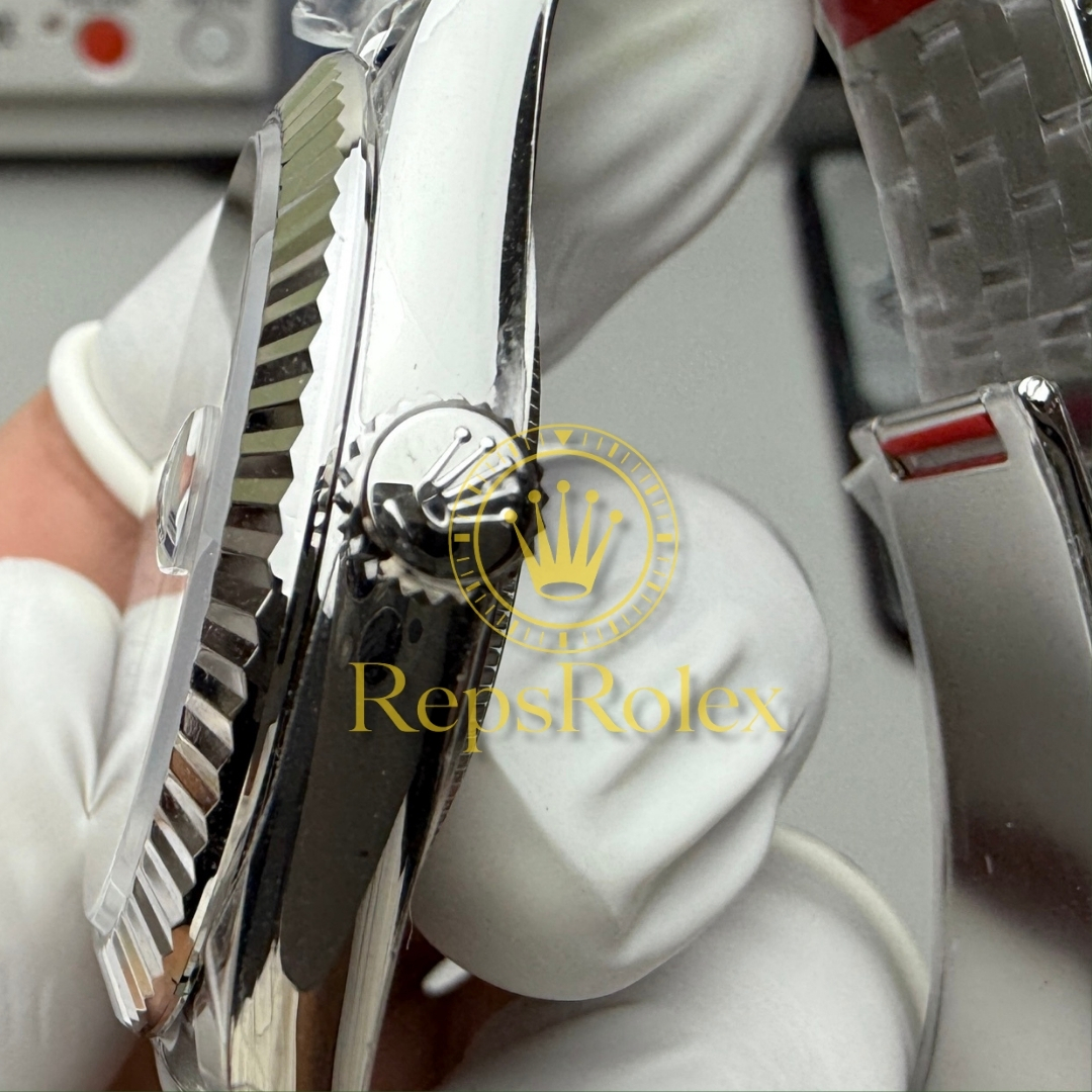 Rolex_Datejust_41_Blue _Index_Dial_126334_with_Fluted_Bezel_and_Jubilee_Bracelet