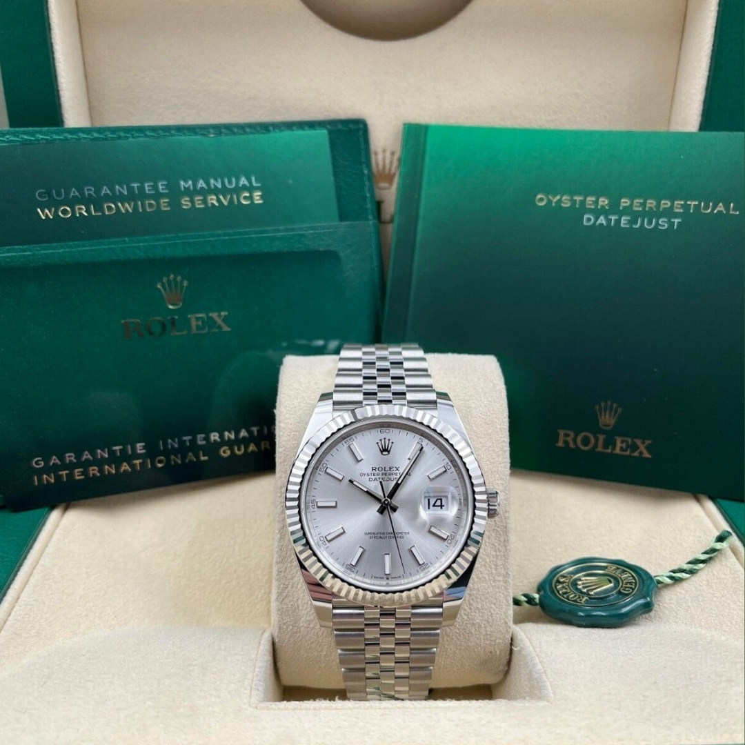 Rolex_Datejust_41_Silver_Index_Dial_126334_with_Fluted_Bezel_and_Jubilee_Bracelet