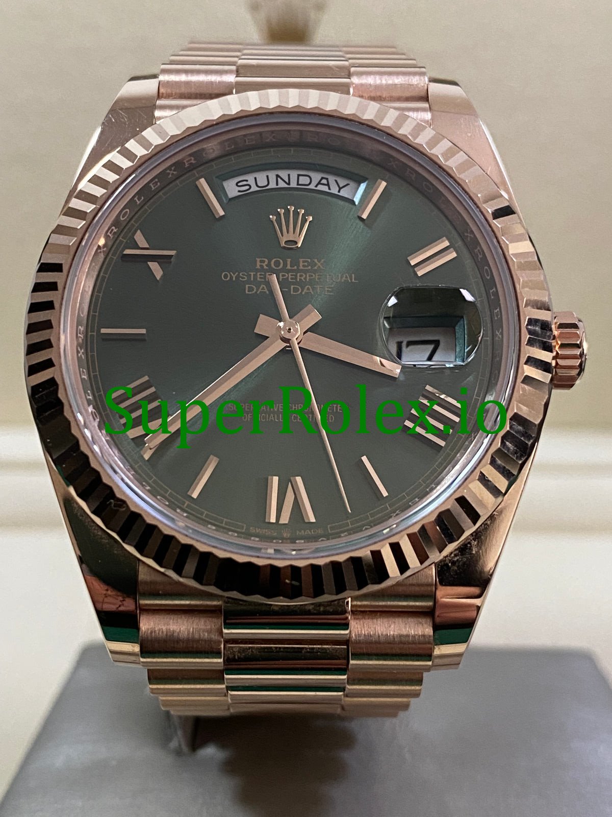 j0vkppap-4415 Rolex Day-Date 40MM Everose Gold Ref.228235 Olive Green Roman Dial - Image 1