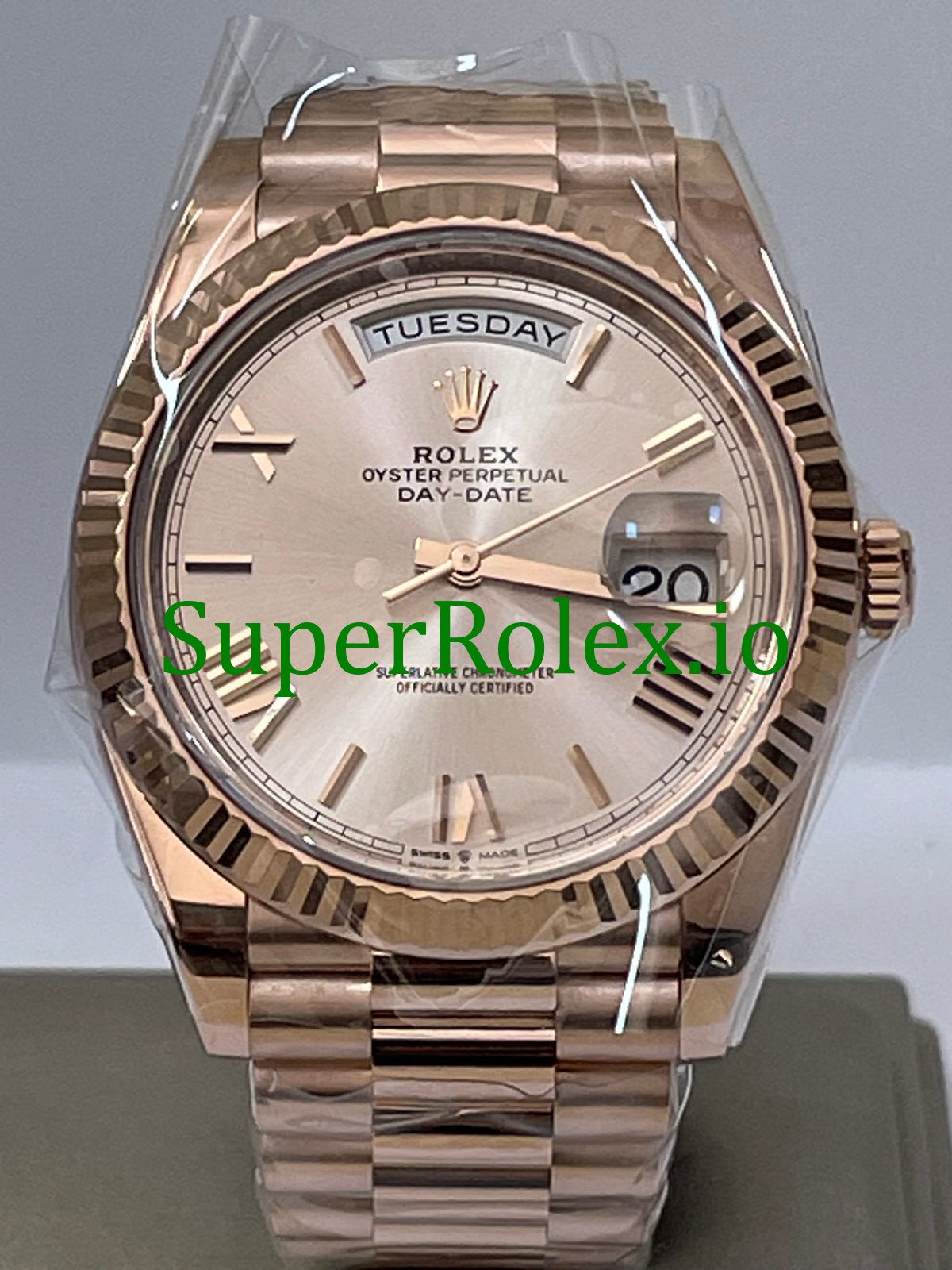 m5ad4us0-6462 Rolex Day-Date 40 Everose Gold Ref.228235 Sundust Bevelled Roman Dial - Image 1